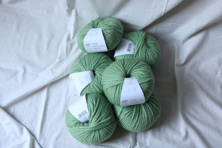 Gruba włóczka na puszysty koc – TOP 5 propozycji z naszego sklepu