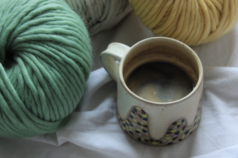Ile gramów wełny potrzeba na sweter w rozmiarze M, L, XL? Przewodnik po włóczkach Gabo Wool
