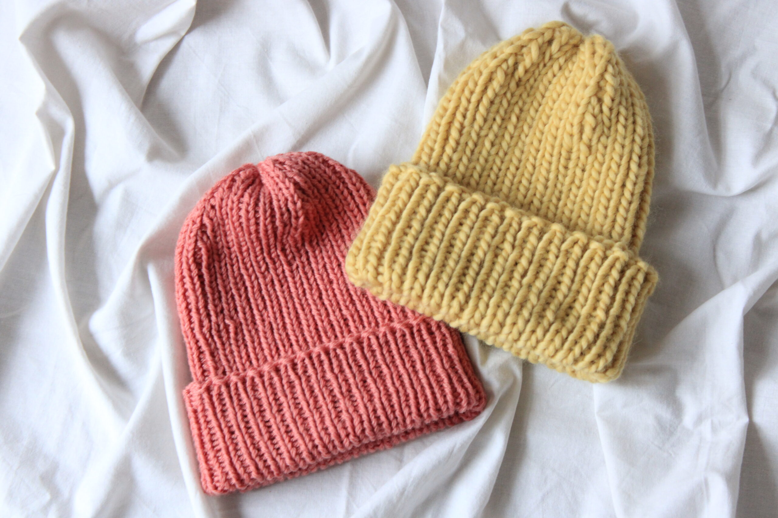 Jak zrobić prostą czapkę na drutach? [Instrukcja + dobór włóczki i drutów]