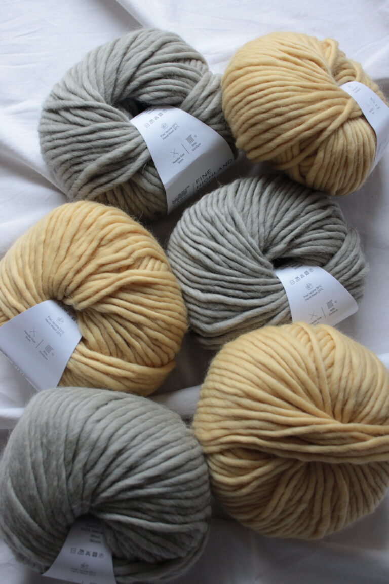 Ile włóczki potrzeba na&nbsp;sweter? Praktyczny poradnik i&nbsp;tabela zużycia