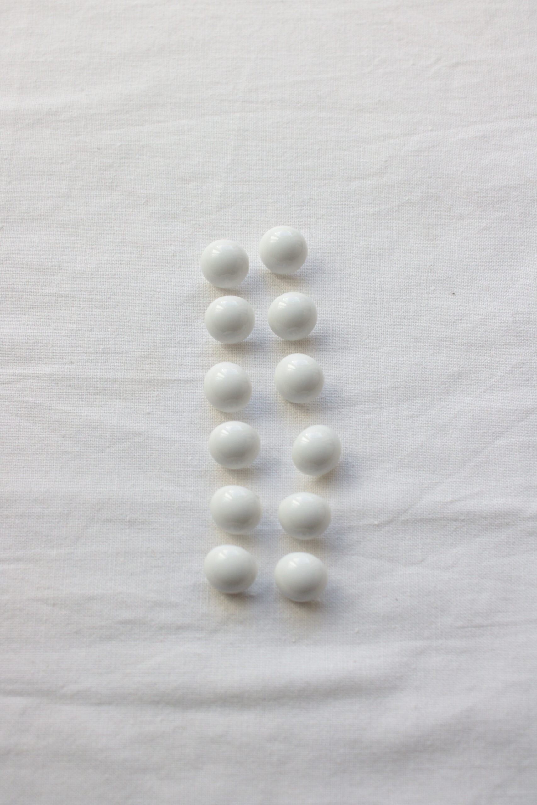 Guzik biały na stopce, 10 mm 2 Guzik biały na stopce, 10 mm - obrazek 2