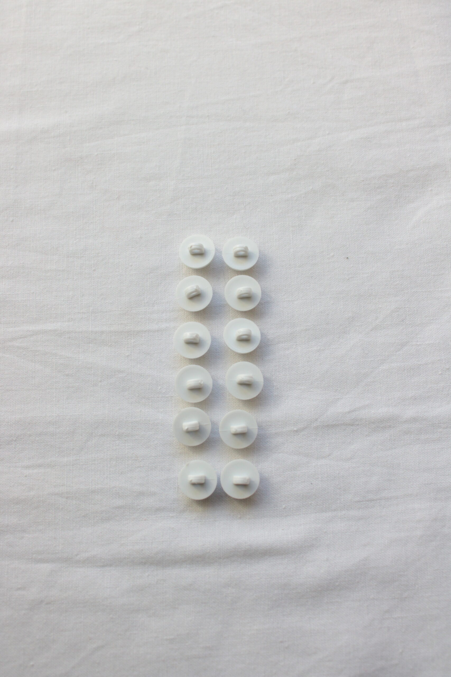 Guzik biały na stopce, 10 mm 3 Guzik biały na stopce, 10 mm - obrazek 3