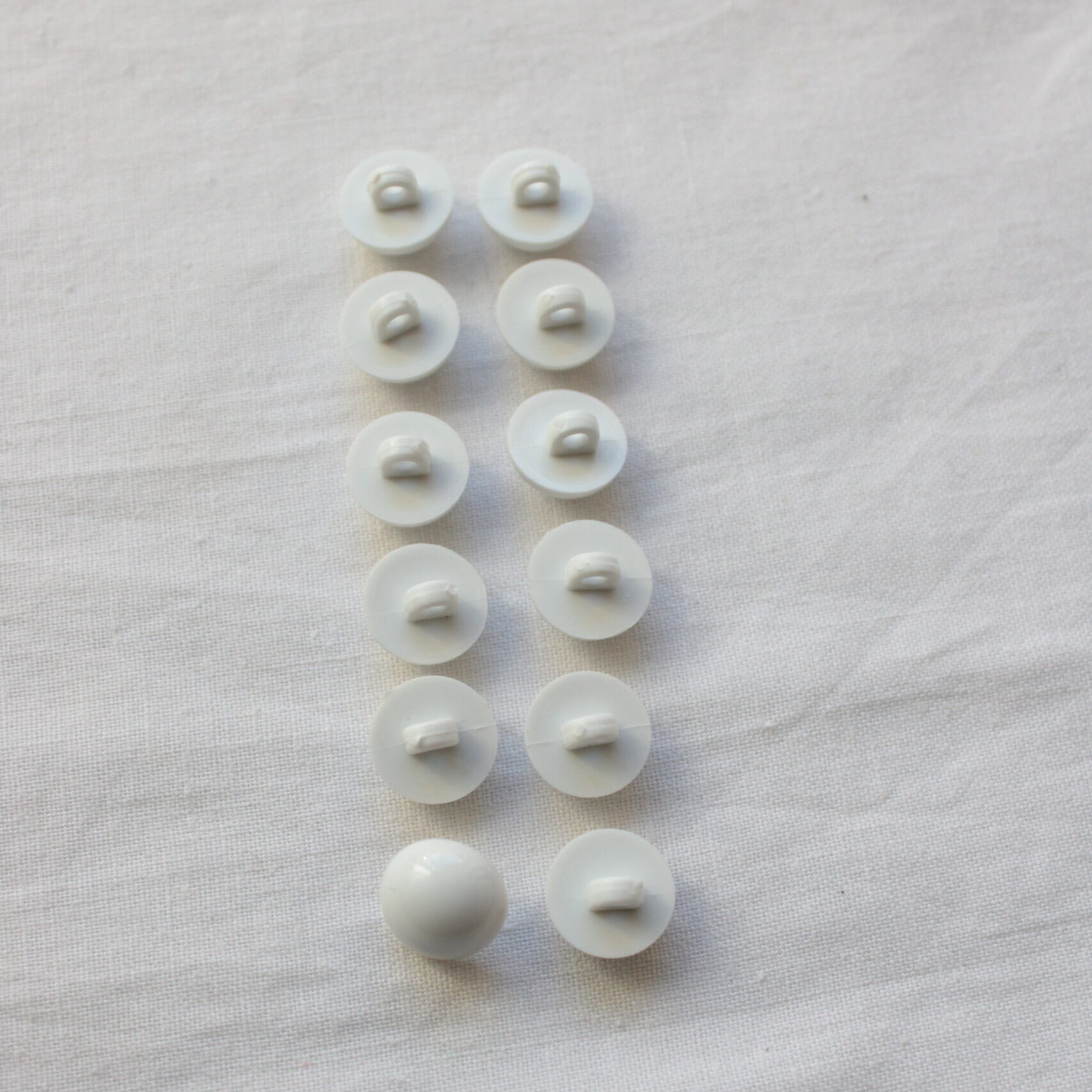 Guzik biały na stopce, 10 mm 1 Guzik biały na stopce, 10 mm