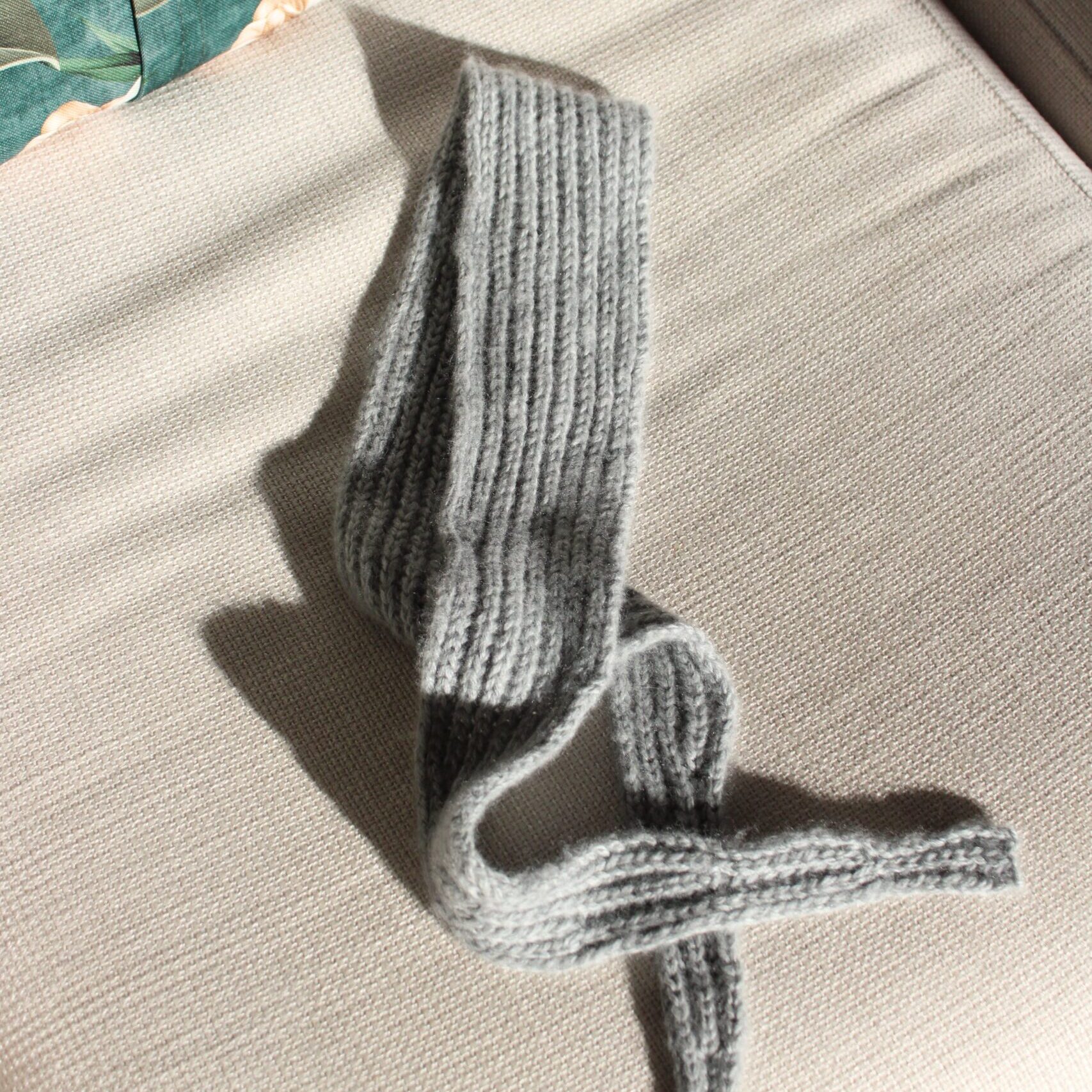 Wzór na szaliczek na drutach – darmowy PDF do pobrania | Szaliczek Cashmi 1 prosty szalik na drutach, darmowy wzór